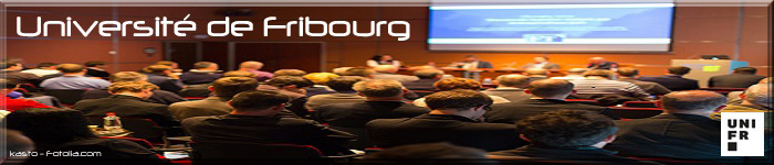 Hörsaal mit Schriftzug " Université de Fribourg "