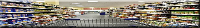 Lebensmittel-Supermarkt mit Regalen und einem Einkaufswagen