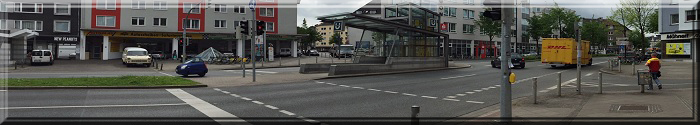 Panoramaphoto der Hohen Strasse im Einmündungsbereich des Neuen Graben. Im Vordergrund der Füßgängerüberweg mit Ampelanlage, im Hintergrund die U-Bahnhaltestelle
