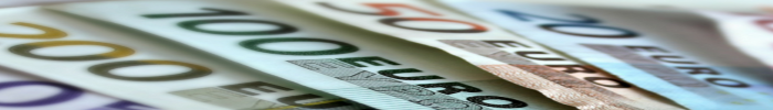 Die 10-, 20-, 50-, 100- und 200-Euro-Banknote liegen in Form eines Fächers.
