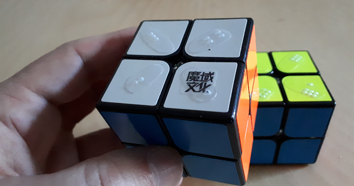 Zwei 4 mal 4 Rubikswürfel mit aufgeklebten, durchnummerierten Markierungen.